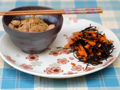Pollo saltato con germogli ed insalata di alghe e carote... Japan Style!