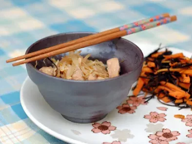 Pollo saltato con germogli ed insalata di alghe e carote... Japan Style! - foto 2