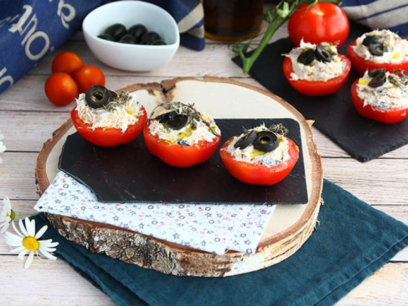 Pomodori ripieni con tonno, formaggio fresco e olive nere