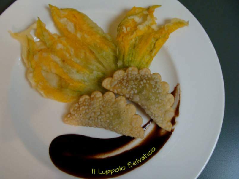 Ravioli di zucchine fritti e fiori in pastella con salsa all aceto balsamico - foto 2