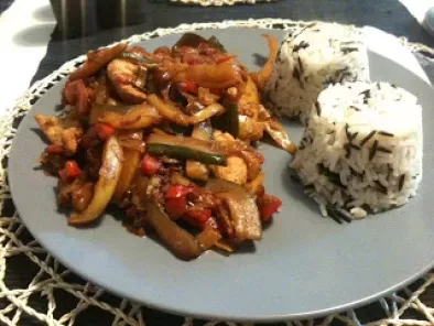 Riso thai con pollo e verdure speziate