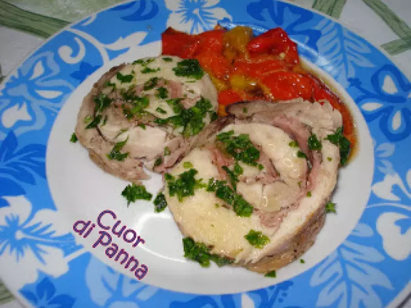 Rollè di coniglio arrosto con salsa al prezzemolo e contorno di peperoni - foto 2