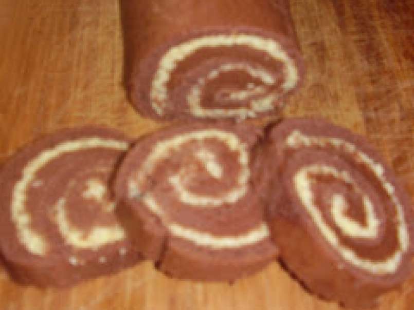 Rotolo bicolore di pan di spagna farcito al cioccolato