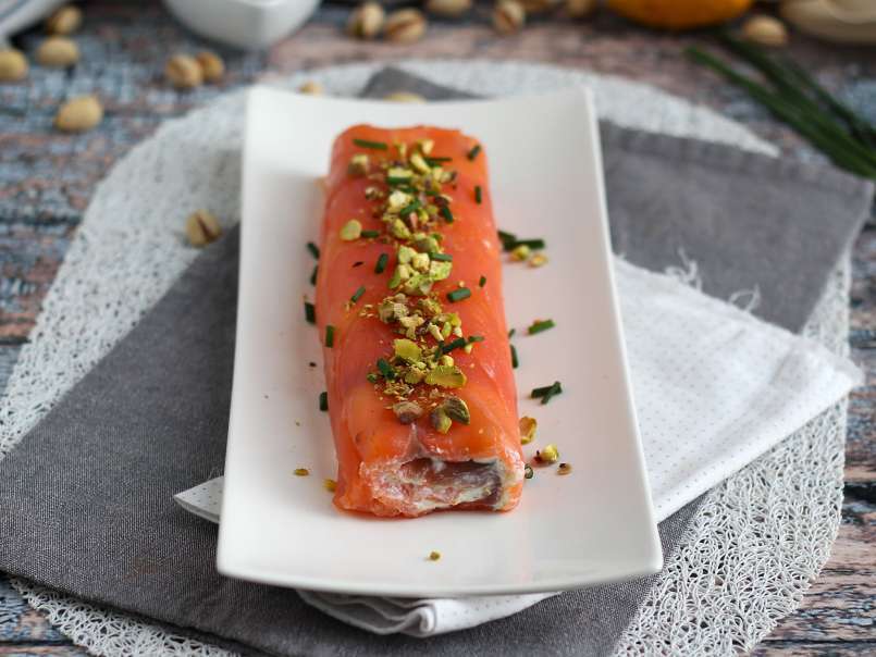 Rotolo di salmone con ricotta e pistacchi