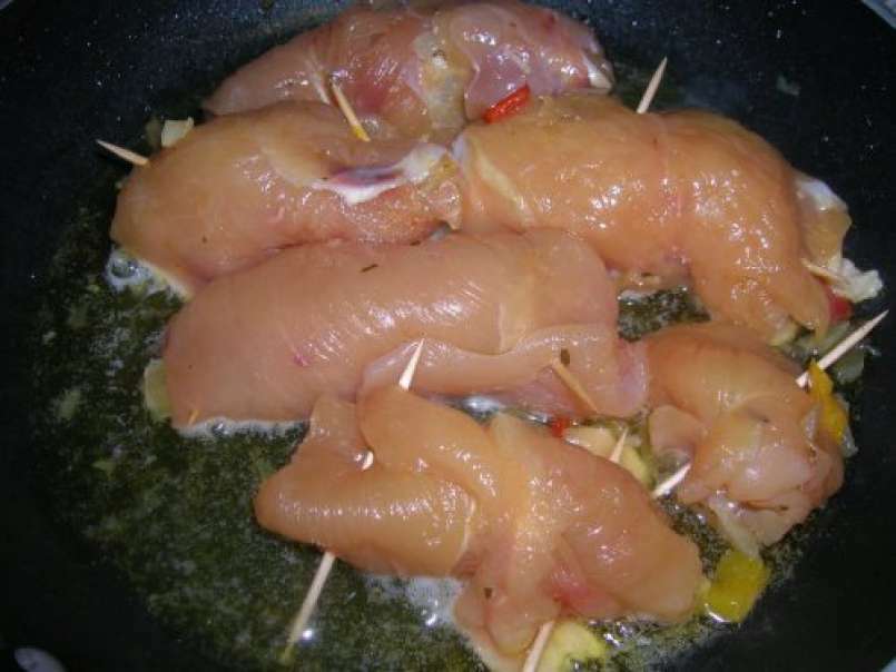 Sfiziosi nvoltini di pollo ai peperoni - foto 2