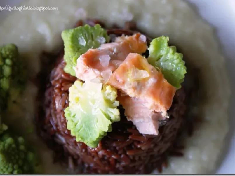 Sformatini di riso thai rosso con salmone e broccolo romanesco su crema di topinambur - foto 3