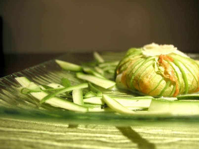 Sformatino di fiori di zucchina, burrata e acciughe con insalatina di zucchine novelle - foto 2