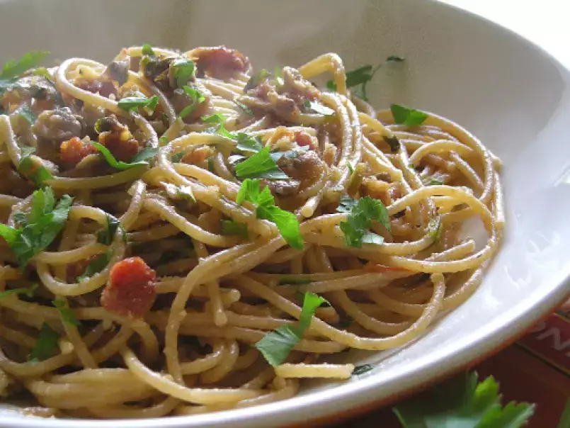 Spaghetti alle vongole, prezzemolo e pomodorini secchi - foto 2