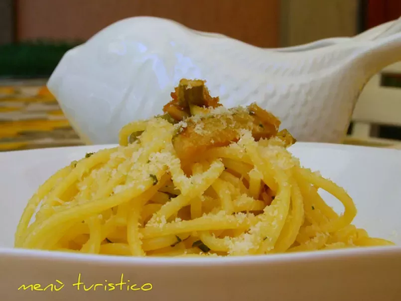 Spaghetti allo zafferano con zucchine e pistacchi di Bronte (Recipe also in English)