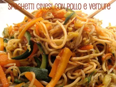 Spaghetti cinesi con pollo e verdure