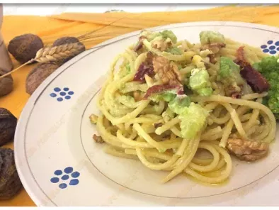 Spaghetti con cavolo romanesco e noci
