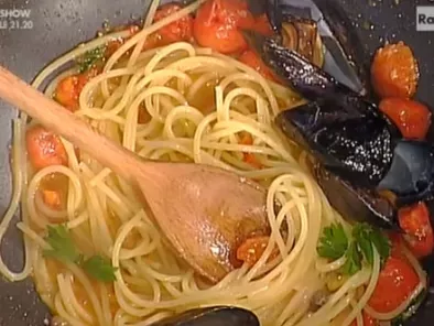 Spaghetti con cozze alla puttanesca