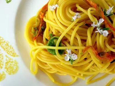 Spaghetti con fiori, zafferano e rosmarino