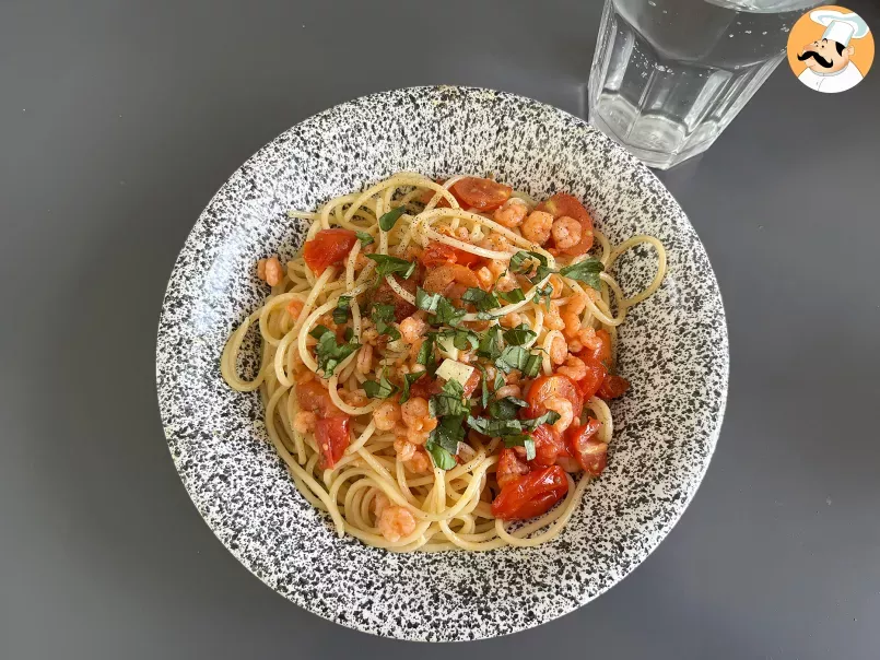 Spaghetti con gamberetti e pomodorini, la ricetta veloce di un primo piatto gustoso - foto 3