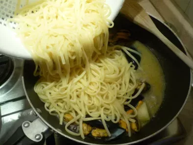 Spaghetti con le cozze in bianco - foto 6