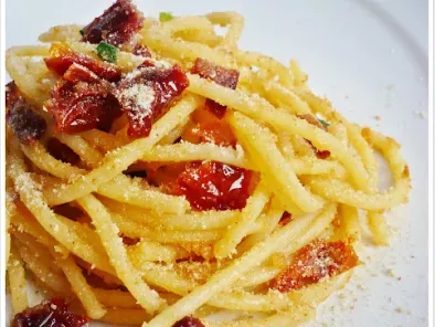 Spaghetti con pomodori secchi e pangrattato di panettone