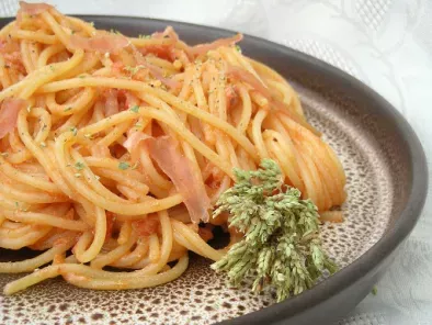 Spaghetti con prosciutto crudo, pomodoro e origano