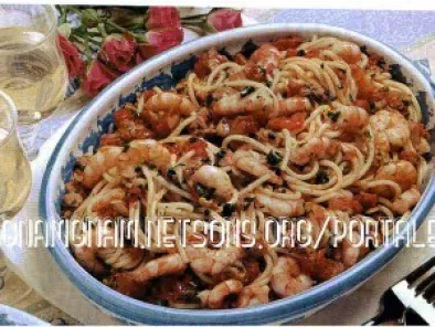 Spaghetti con vongole e gamberetti