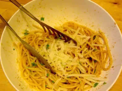 Spaghetti di Gragnano con Bottarga, scaglie di Pecorino Romano e Prezzemolo dell'orto