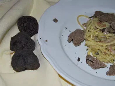 Spaghetti in carbonara di cinta senese e tartufo nero