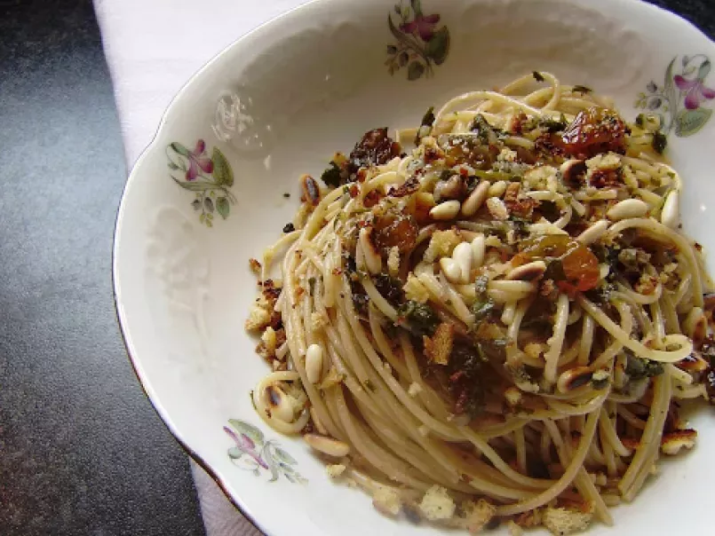 Spaghetti integrali con mollica tostata, uvetta, pinoli & pesto d' alici - foto 2