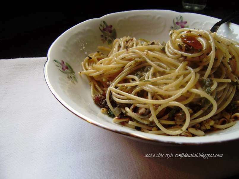 Spaghetti integrali con mollica tostata, uvetta, pinoli & pesto d' alici - foto 3