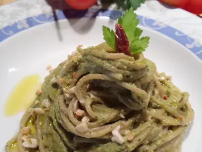 Spaghetti integrali con Pesto di Sedano, Mandorle e Pomodorini Secchi