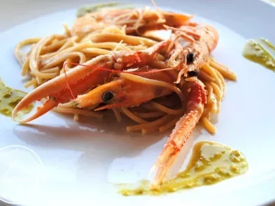 Spaghetti integrali con scampi, mazzancolle e pesto di pistacchi.