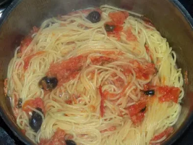 Spaghetti pomodoro, merluzzo e olive