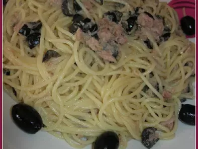 Spaghetti tonno burro ed olive nere