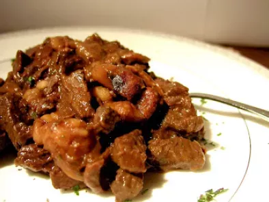 Spezzatino di manzo con marroni, porcini e salsa di soia