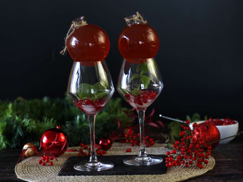 Spritz al melograno, il cocktail nelle palline di Natale!