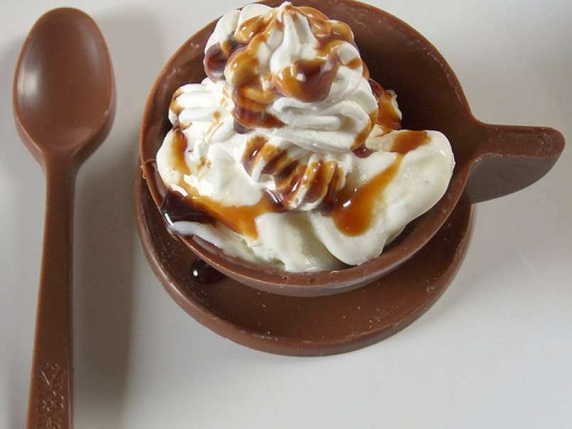 Tazzine di cioccolato al latte con gelato al whisky, panna montata e caramello - foto 2