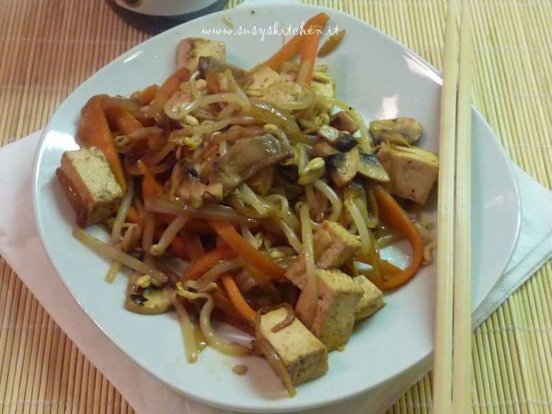 Tofu saltato con germogli di soia e verdure croccanti. - foto 2