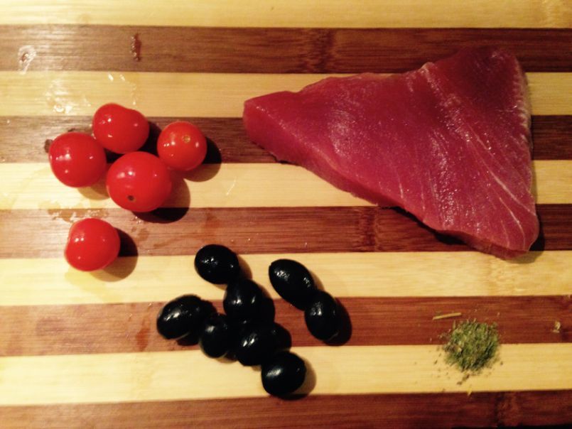 Tonno fresco al cartoccio con pomodorini, olive nere e origano - foto 2