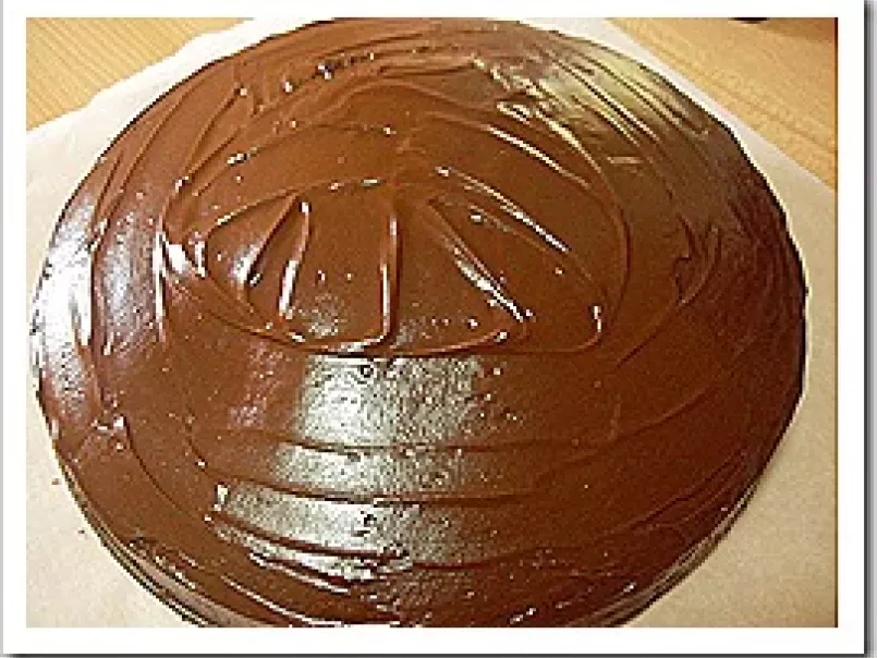 Torta zebrata con copertura di cioccolato - foto 2