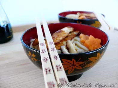 Udon soup con pollo e funghi shiitake
