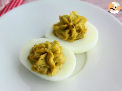 Uova ripiene con crema di avocado