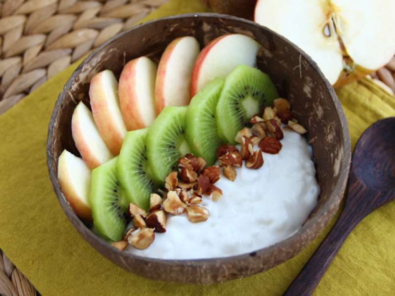 Yogurt al cocco, mela, kiwi e nocciole - Merenda sana ed equilibrata - foto 3