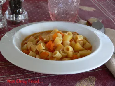 Zuppa pasta, patate e carote