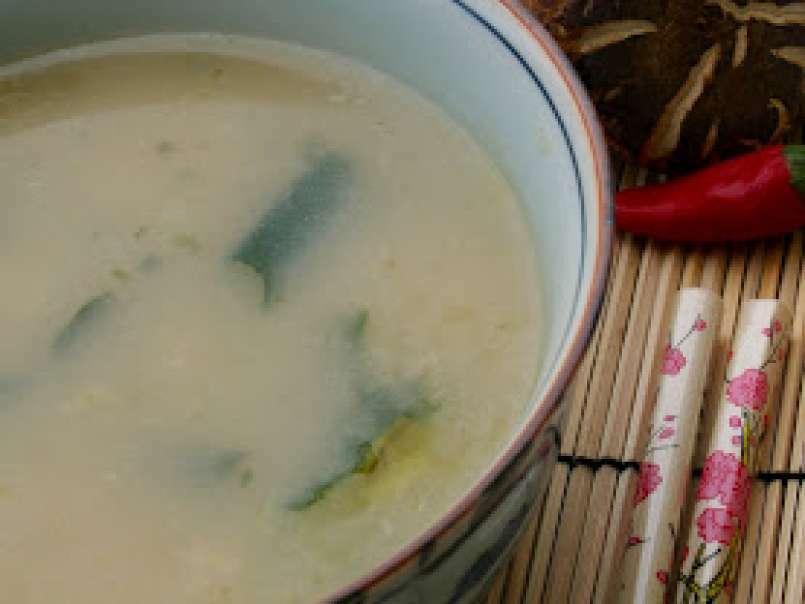 Zuppa piccante di miso, funghi shitake e alga wakame
