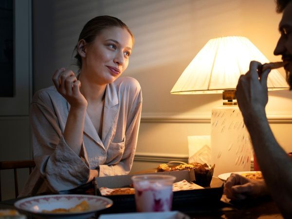 Mangiare tardi la sera fa davvero ingrassare?