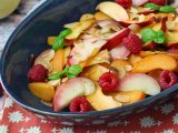 Ricetta Macedonia estiva facile con frutta di stagione: pesche, albicocche e lamponi
