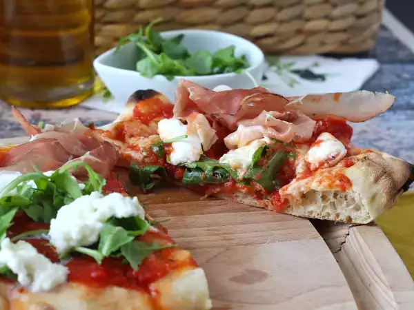 Ricetta Pinsa romana con speck, rucola e mozzarella: la ricetta veloce e saporita da provare subito!