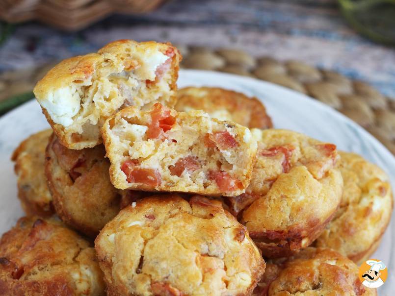 Muffin salati con tonno, pomodoro e feta