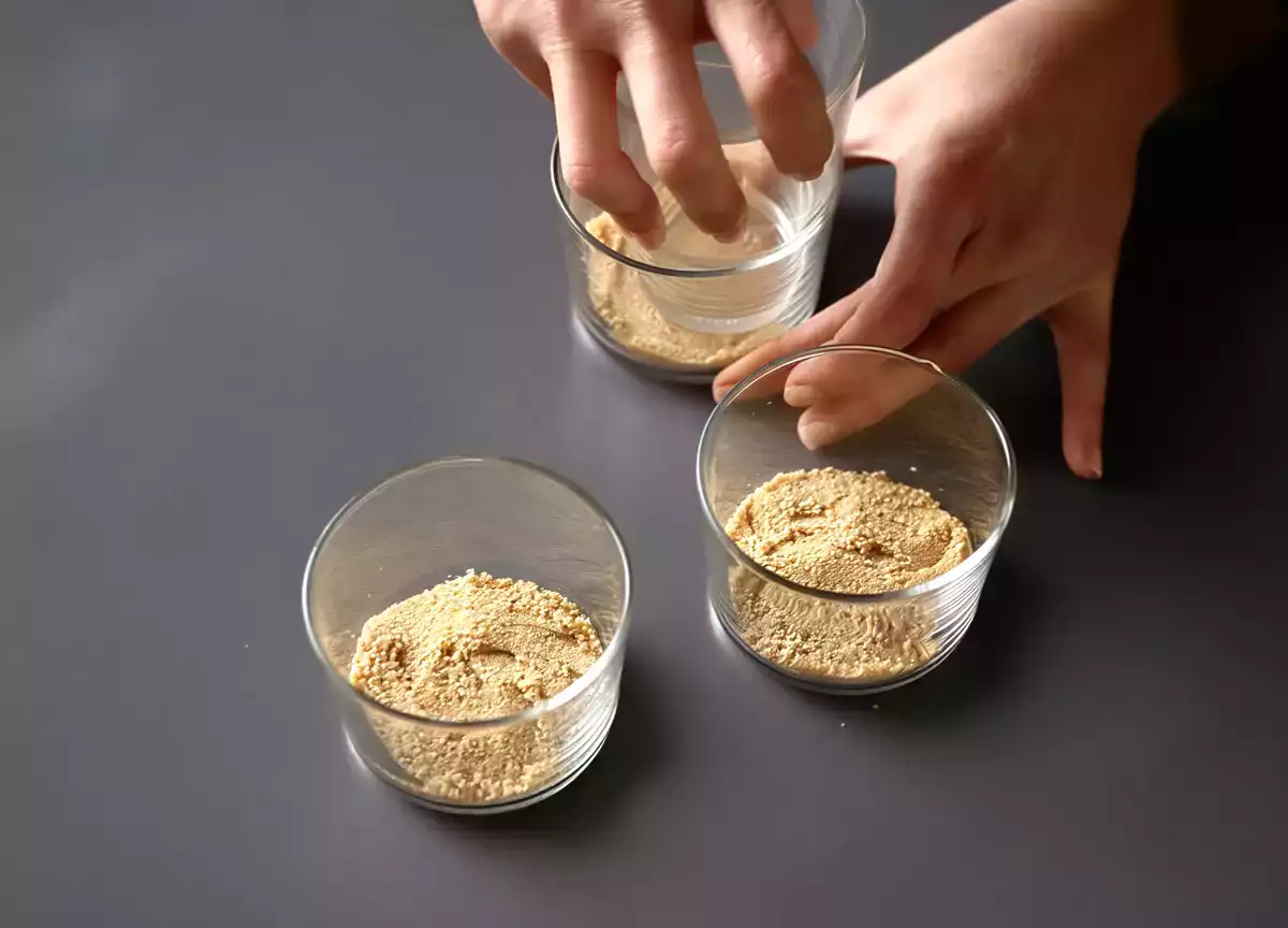 Fase 1: Base croccante di biscotti