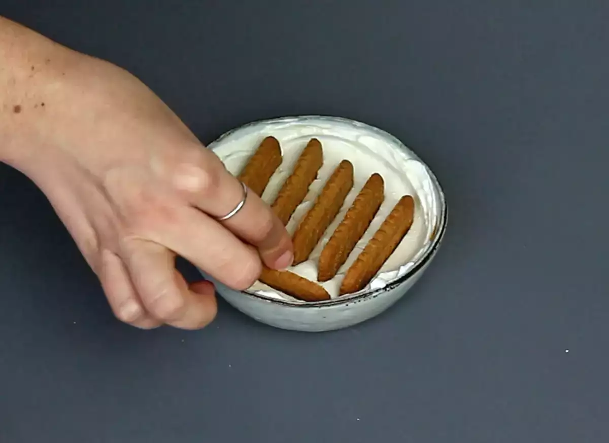 Fase 2 – Disporre i biscotti nello yogurt