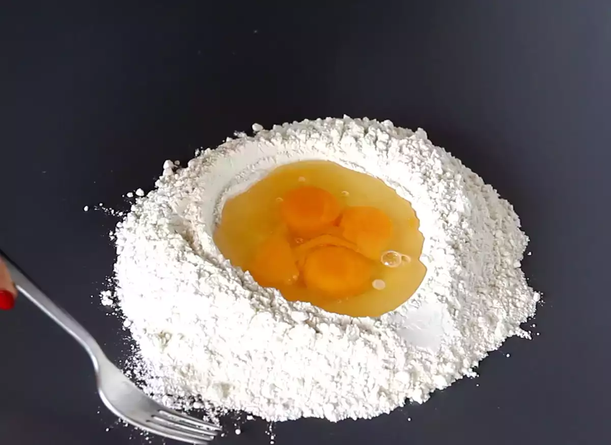 1. Mescola gli ingredienti e crea l’impasto base