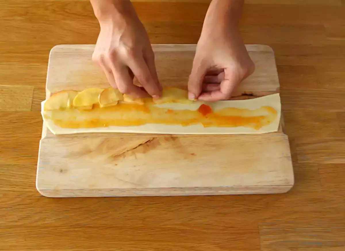 Fase 3: Disporre le fettine di mela a petalo