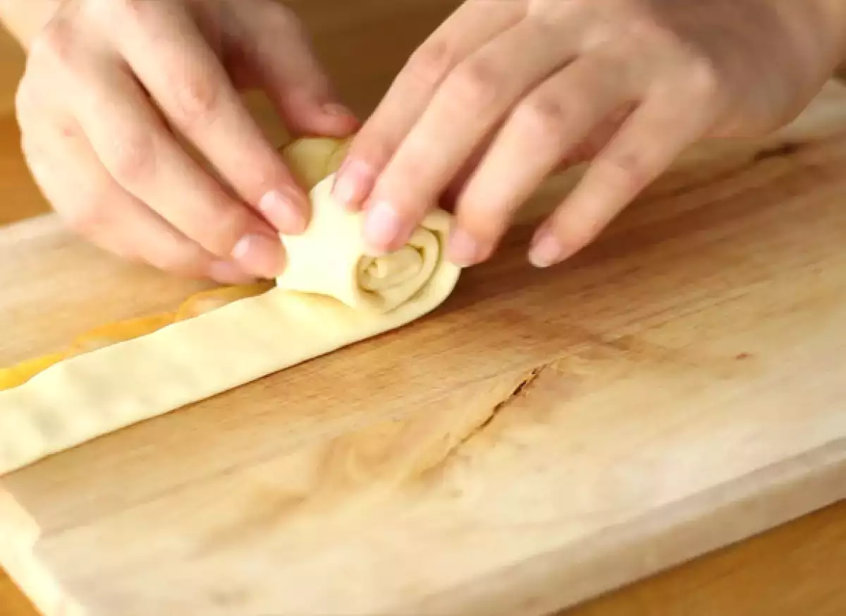 Fase 4: Piegare e arrotolare per formare la rosa